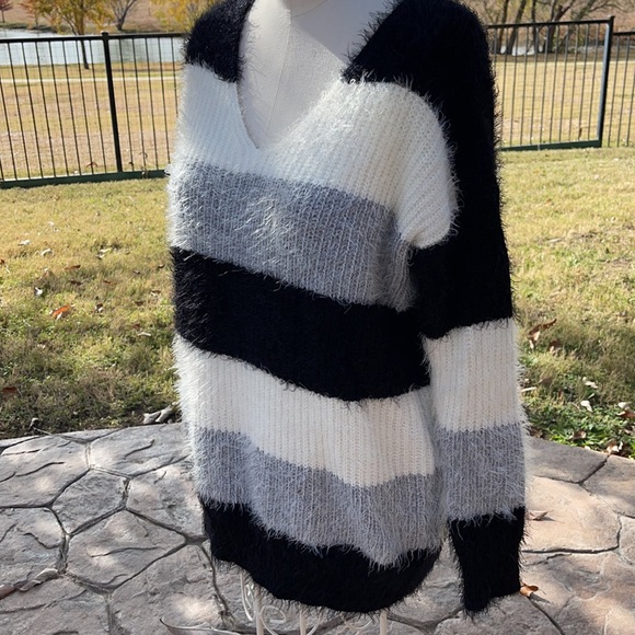 Rumor Sweater - Picture 2 of 4